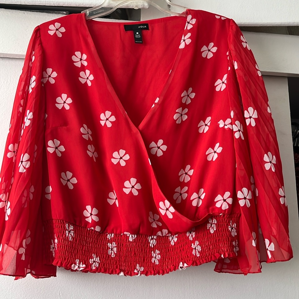 Aqua red print top with elastic waist and pleated sleeves. Size large